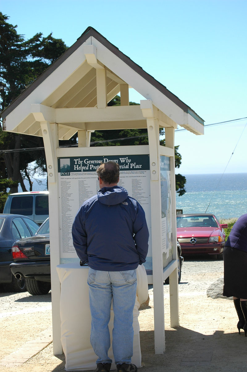 Pigeon Point Welcome Kiosk, Installed Side View